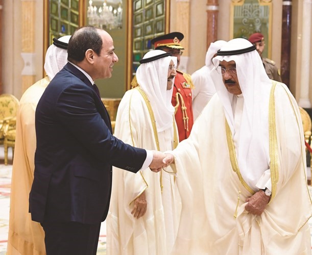 الشيخ فيصل السعود مصافحا الرئيس السيسي ﻿