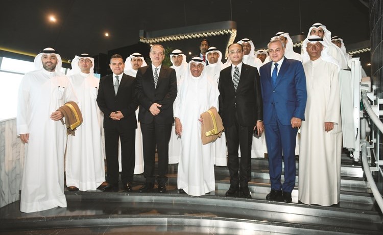 المستشار ضرار العسعوسي والمستشار نبيل صادق وعدد من المحامين العموم وأعضاء الوفد المصري في صورة جماعية على هامش حفل الغداء	(هاني الشمري)﻿