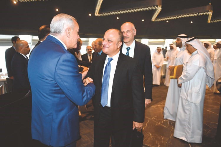أحاديث ودية على هامش مأدبة الغداء	(أحمد علي)﻿