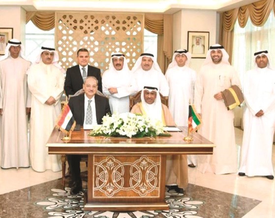 المستشار ضرار العسعوسي والمستشار نبيل صادق خلال توقيع مذكرة التفاهم بحضور المحامين العموم رجيب الرجيب ومحمد الدعيج ومبارك الرفاعي وبدر الحوطي ومحمد الزعبي ومساعد النائب العام المصري مصطفى سليمان والمحامين العامين سعد الصفران وسلطان بوجروه ﻿