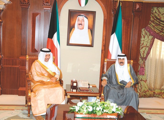 سمو ولي العهد الشيخ نواف الأحمد مستقبلا سمو الشيخ جابر المبارك﻿