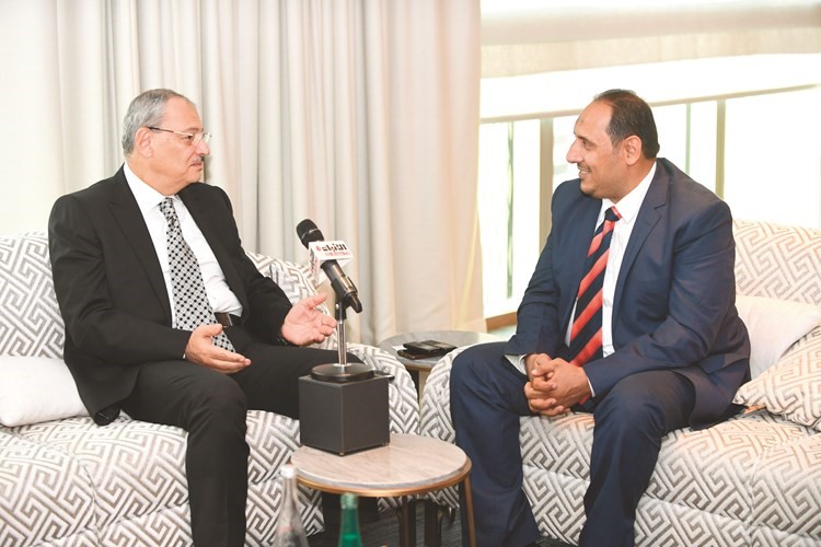 النائب العام المصري المستشار نبيل صادق مع الزميل اسامة ابو السعود 			 (هاني الشمري)﻿