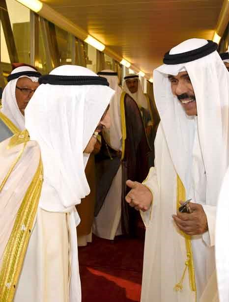  سمو ولي العهد الشيخ نواف الأحمد مودعا صاحب السمو الأمير الشيخ صباح الأحمد في المطار