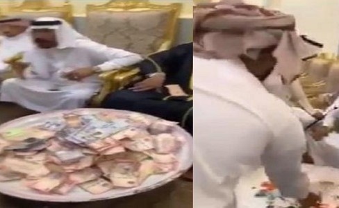 بالفيديو.. عريس في السعودية يجمع مبلغًا كبيرًا كهدايا في صحن ولائم