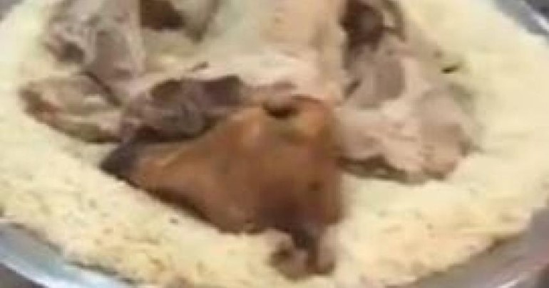 بالفيديو.. معلمون في السعودية يستقبلون العام الدراسي بـ"المفطح" و"خبزة مقناه"