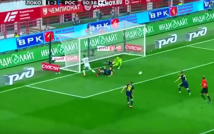 بالفيديو.. لاعب روسي ينقذ فريقه من هدف بطريقة "انتحارية"