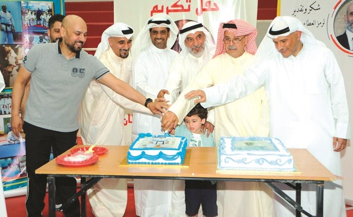محمد الجاسم وأعضاء اتحاد الكراتيه مع السلطان خلال تقطيع الكيكة﻿