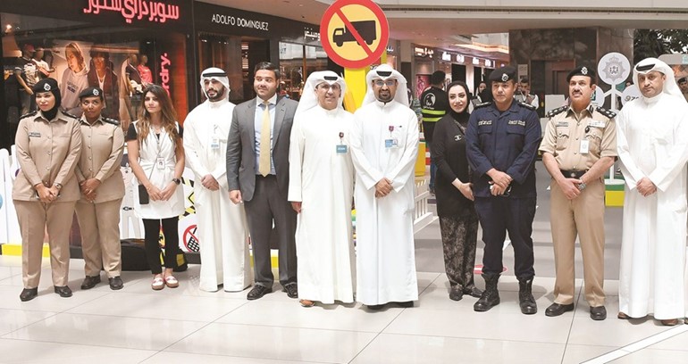 العميد توحيد الكندري والعقيد ناصر بوصليب مع مسؤولي زين في المعرض﻿