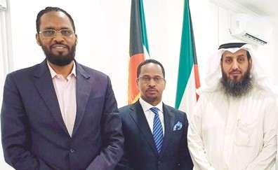 حماد الدوسري مستقبلا السفير عبدالفتاح حسن والمستشار إبراهيم حسين خلال زيارتهما إلى مركز الحكمة﻿