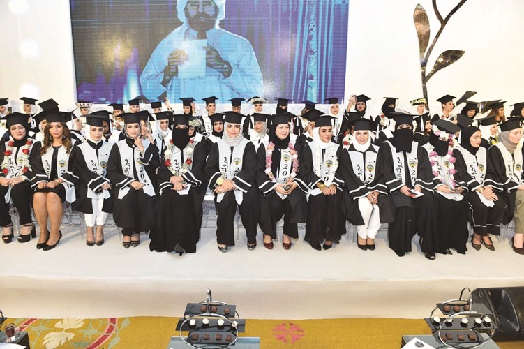 كوكبة من الخريجات﻿