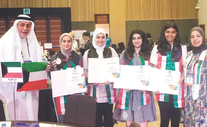 الطالبات المشاركات في الأولمبياد الدولي للجيولوجيا مع د.ناصر أغا وهناء سلمان﻿