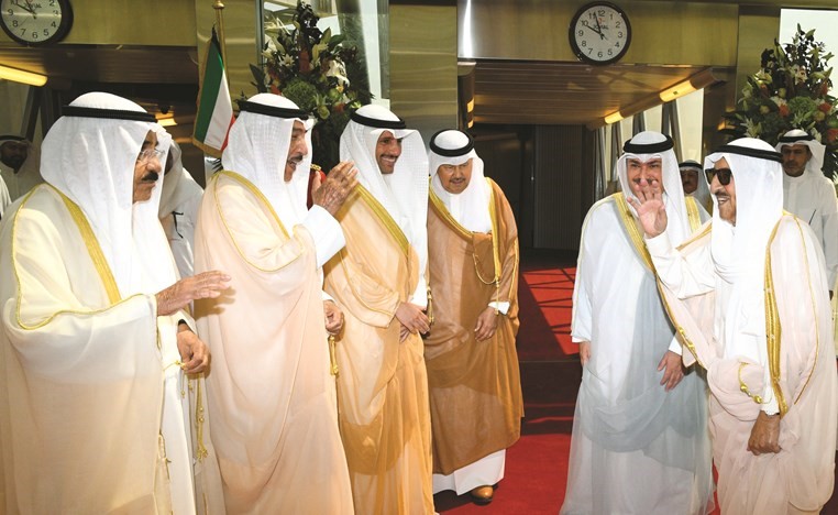 صاحب السمو الأمير الشيخ صباح الأحمد مودعا مرزوق الغانم والشيخ جابر العبدالله والشيخ فيصل السعود﻿