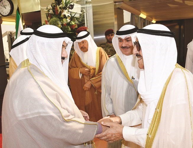 صاحب السمو الأمير مصافحا سمو الشيخ ناصر المحمد﻿