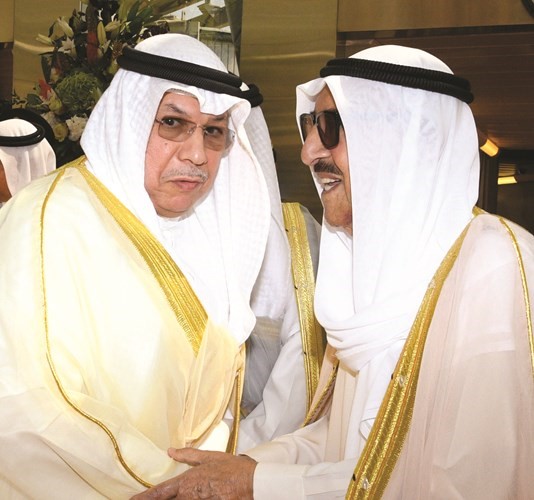 سمو الأمير مصافحا الشيخ خالد الجراح﻿