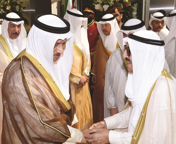 صاحب السمو الأمير مصافحا سمو الشيخ جابر المبارك﻿