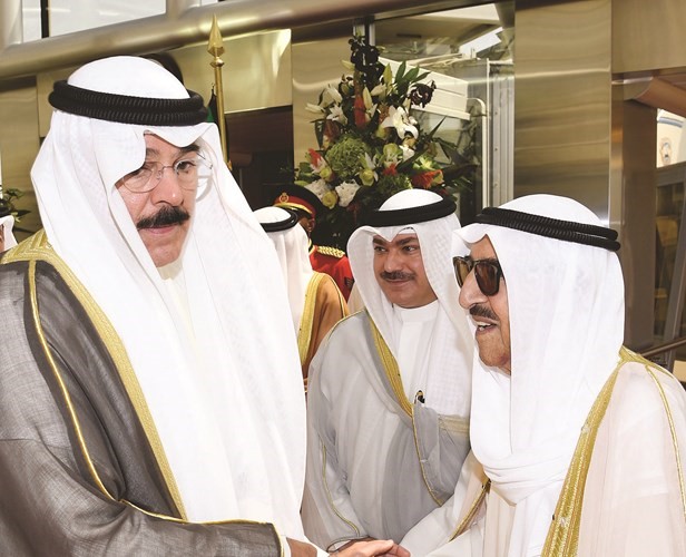 صاحب السمو الأمير مصافحا الشيخ محمد الخالد﻿