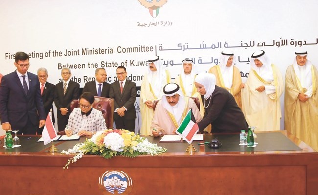 الشيخ صباح الخالد ووزيرة خارجية إندونيسيا خلال توقيع أحد الاتفاقيات﻿