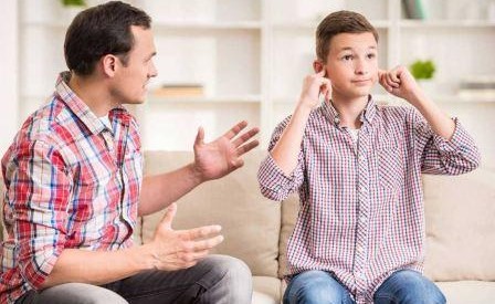 ماذا يجب أن يفعل الأب عندما يعاني طفله من لوعة الحب للمرة الأولى؟