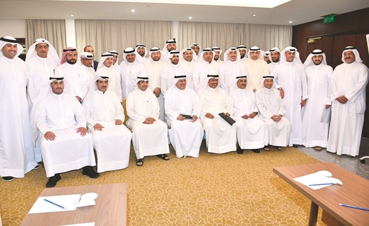 الشيخ فهد الناصر يتوسط أعضاء اللجنة الأولمبية والجمعية العمومية										(قاسم باشا)﻿