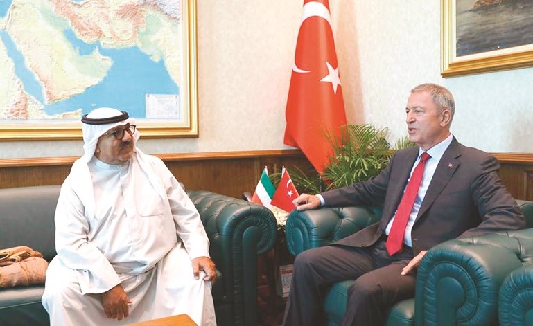 النائب الأول لرئيس الوزراء ووزير الدفاع الشيخ ناصر صباح الأحمد خلال لقائه مع وزير الدفاع التركي خلوصي أكار﻿