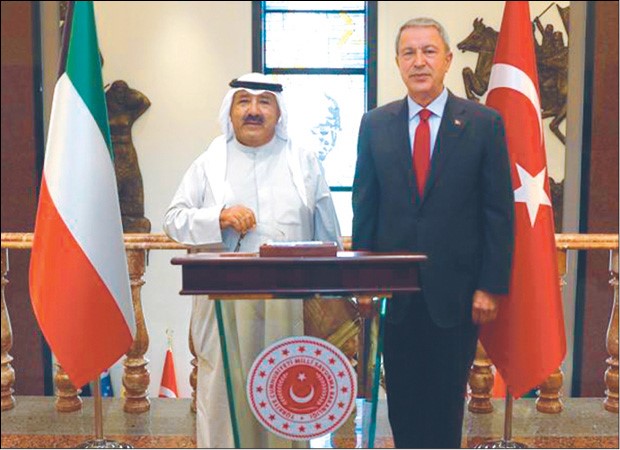 النائب الأول لرئيس الوزراء ووزير الدفاع الشيخ ناصر صباح الأحمد ووزير الدفاع التركي خلوصي أكار بعد المباحثات الثنائية