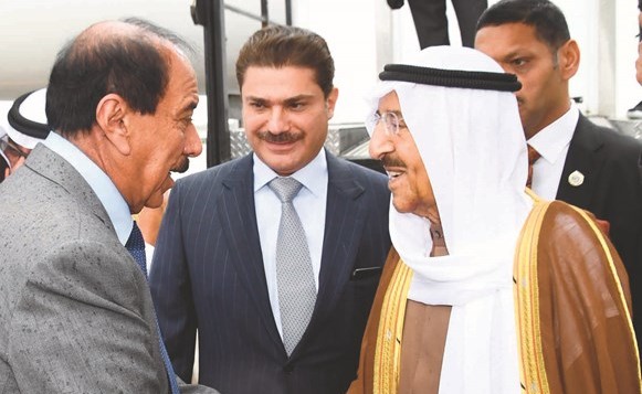 صاحب السمو الأمير الشيخ صباح الأحمد مصافحا الشيخ مبارك الجابر ﻿