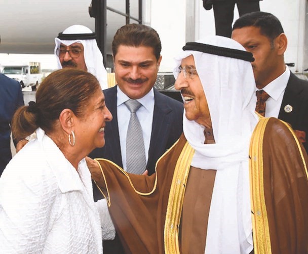 صاحب السمو الأمير مصافحا نبيلة الملا ﻿