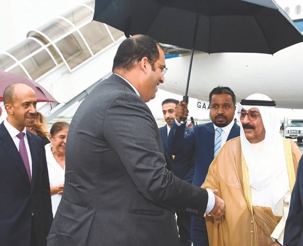 الشيخ مشعل الأحمد مصافحا مستقبليه ﻿