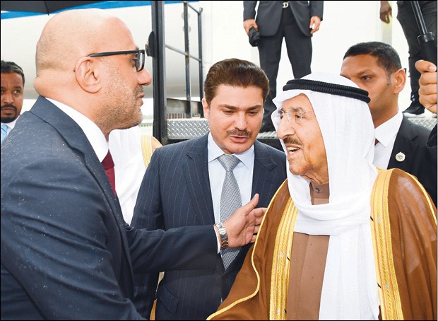 صاحب السمو الأمير الشيخ صباح الأحمد لدى وصوله إلى الولايات المتحدة مصافحا القنصل العام في لوس أنجيليس فيصل الهولي ويبدو الشيخ خالد العبدالله