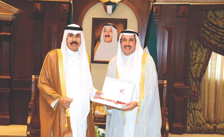 سمو نائب الأمير خلال استقباله السفير الشيخ عزام الصباح﻿