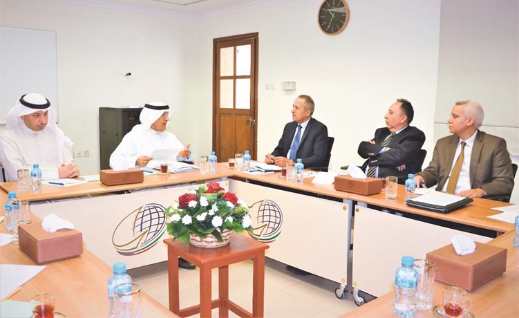 السفير عبدالعزيز الشارخ وناصر الهين خلال اللقاء مع الوفد التونسي ﻿