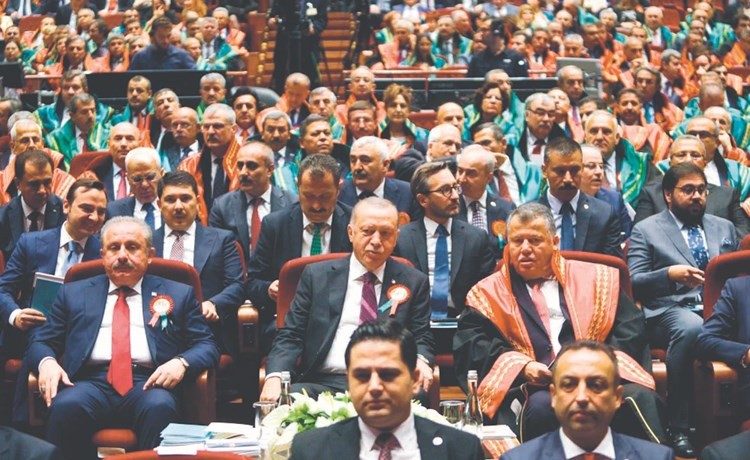 الرئيس التركي رجب طيب اردوغان مشاركا في الاحتفال ببدء العام القضائي الجديد في انقرة امس	(أ.ف.پ)﻿