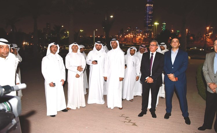  ﻿السفير القطري بندر العطية متوسطا كبار الحضور﻿