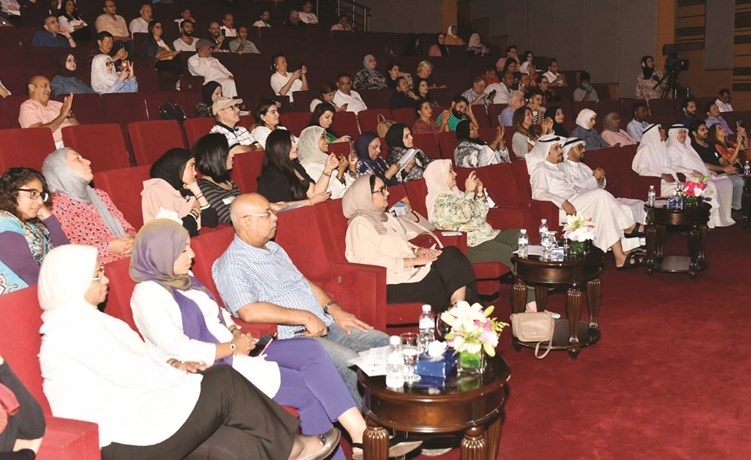 مدير الإدارة الموسيقية والتراث الشعبي فالح المطيري وعدد من المهتمين والمثقفين في مقدمة الحضور﻿