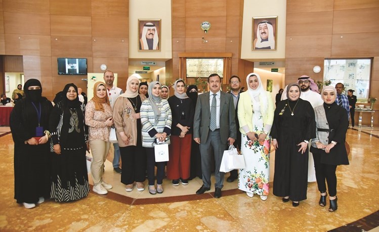 د.فوزي أبل ود.تهاني الدوسري مع عدد من المشاركين في اليوم التوعوي﻿