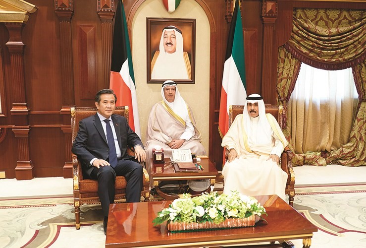 سمو نائب الأمير وولي العهد الشيخ نواف الأحمد مستقبلا سفير كمبوديا تان بونبا﻿