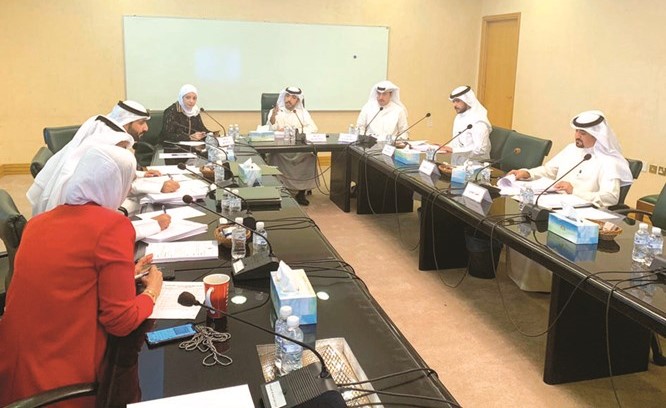 عبدالله الرومي مترئسا اجتماع اللجنة﻿