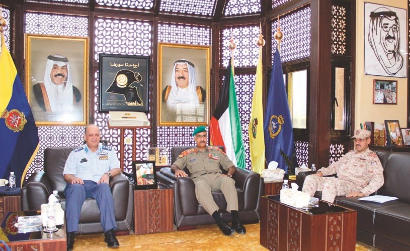 رئيس الأركان الفريق الركن محمد الخضر مستقبلا آمر سلاح الجو الأردني العميد الركن طيار زيد النقرش ﻿