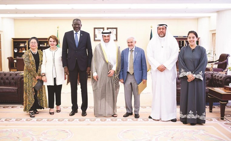 رئيس مجلس الأمة مرزوق الغانم متوسطا د. هلال الساير والحاج اس ساي ومها البرجس وجميلة محمود﻿
