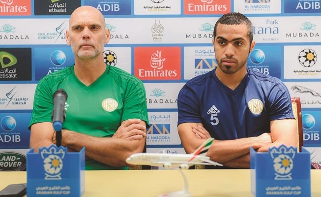 الهولندي يورغن ستريبل مع مدافع الجزيرة مسلم فايز ﻿