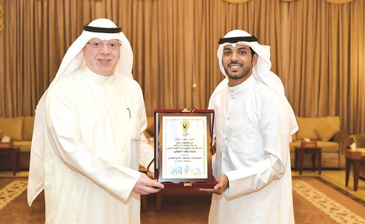 راشد يقدم درعا تذكارية للحرفان﻿