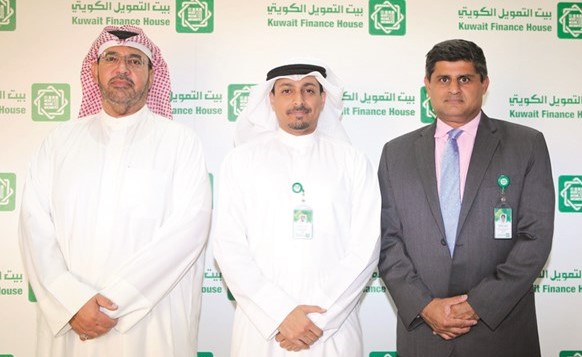 موظفو بيتك مع عبدالعزيز أشكناني على هامش السحب الثاني﻿