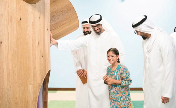 الشيخ خالد بن محمد بن زايد آل نهيان لدى افتتاحه إحدى المساحات الجديدة للمجمع الثقافي﻿