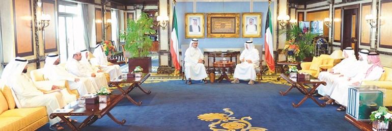 سمو الشيخ جابر المبارك خلال استقباله وفد جمعية المكفوفين ﻿