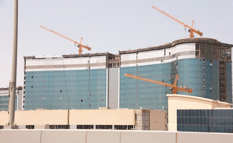 جانب من الأعمال الإنشائية في مبنى مستشفى الصباح الجديد	(زين علام)﻿