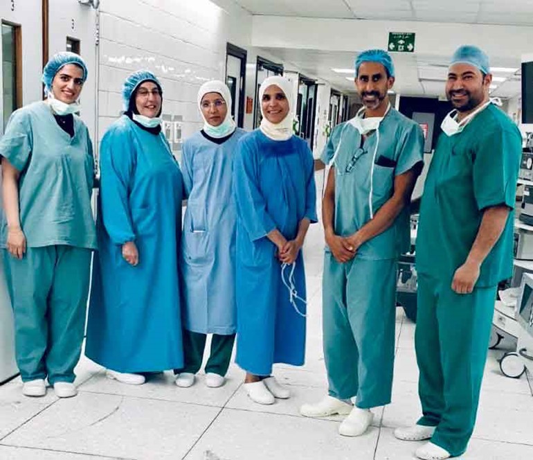 د.أمل الخضر ود.أحمد البدر يتوسطان طاقم النساء والولادة بمستشفى الفروانية