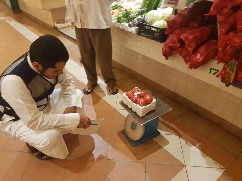 جولة تفتيشية لـ "التجارة" تسفر عن مخالفات في أسواق الفحيحيل