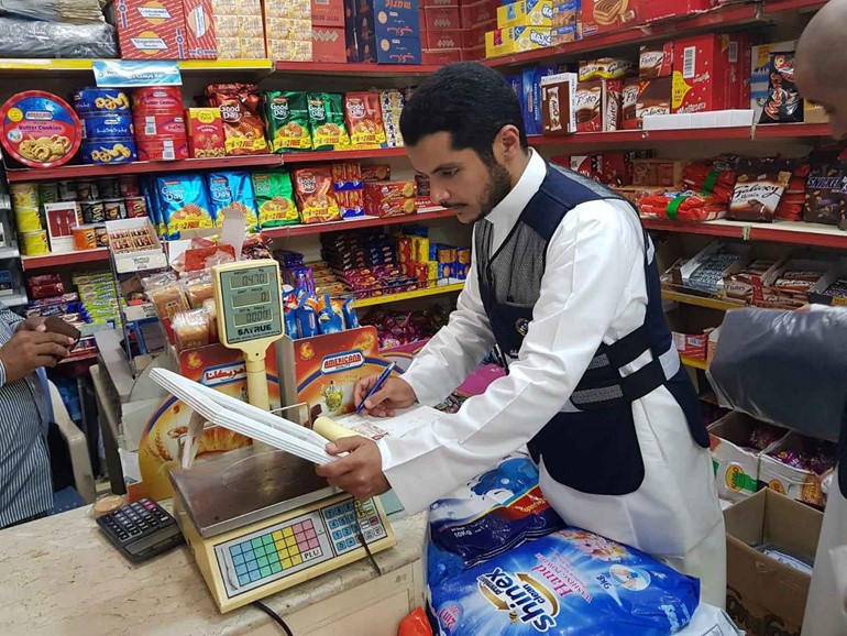 جولة تفتيشية لـ "التجارة" تسفر عن مخالفات في أسواق الفحيحيل