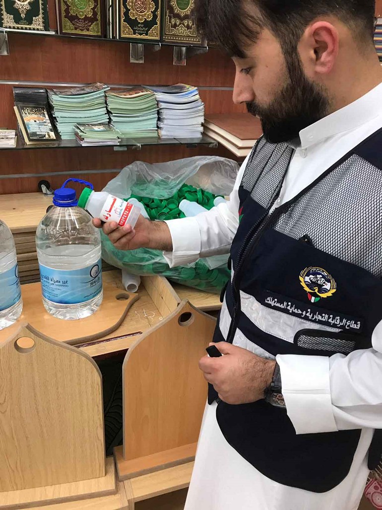 "التجارة": ضبط عبوات ماء زمزم مغشوش في الفحيحيل