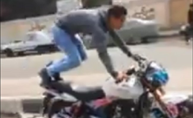 بالفيديو.. نتيجة مؤلمة لشاب يستعرض مهاراته على دراجة نارية